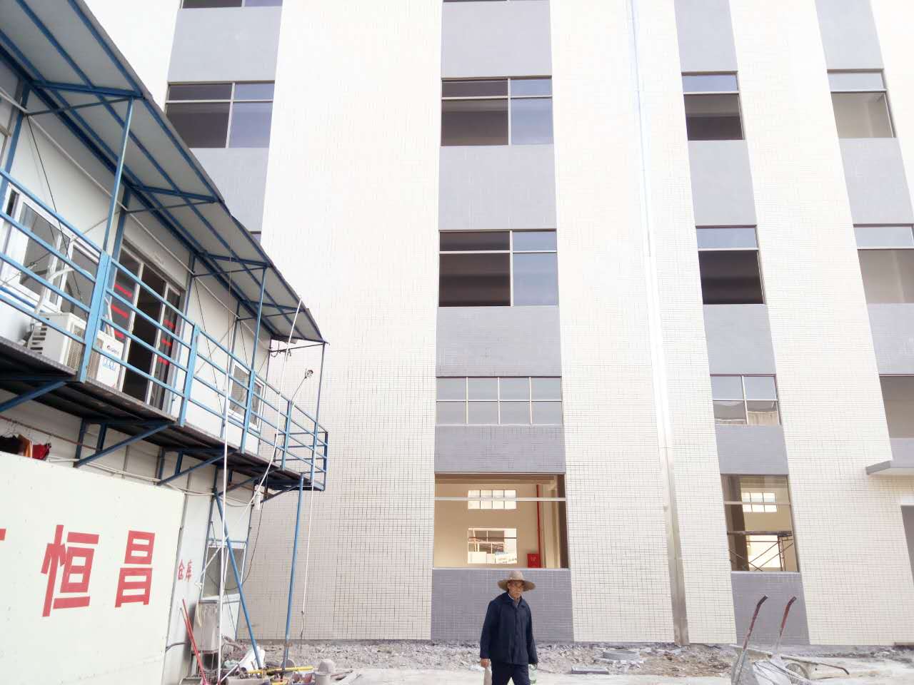 已建成了1幢（2800平方米，共4層的（de）廠房）