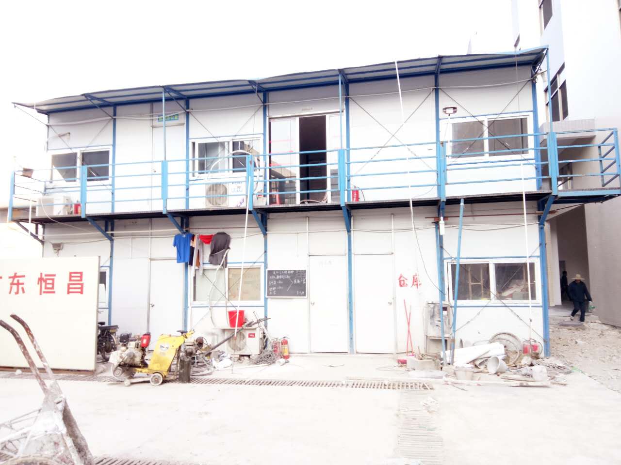 已建成為活動（dòng）板房（供（gòng）建築工人住宿和辦公用）