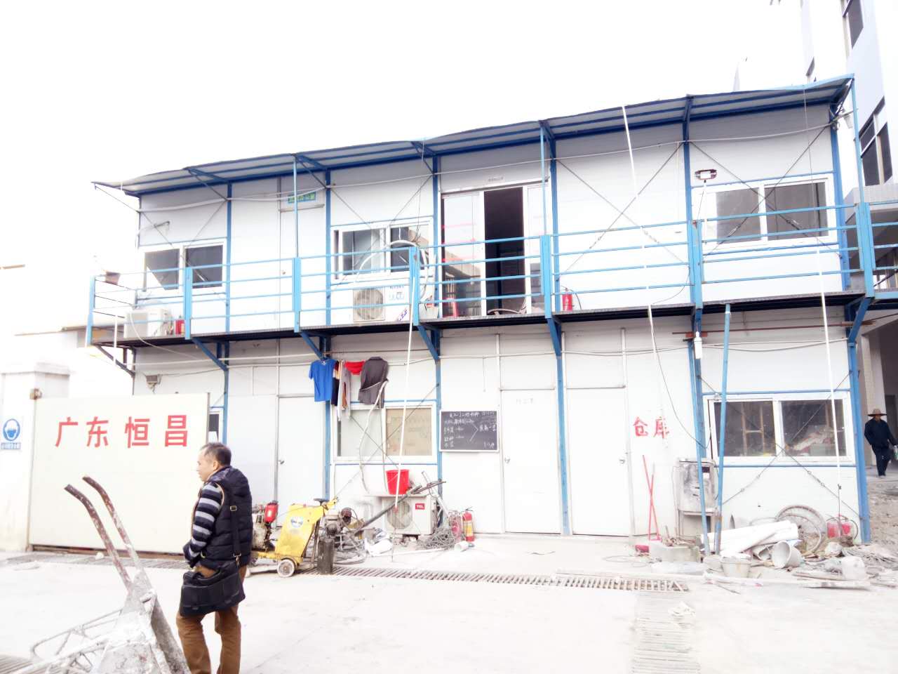 已建成為活動板（bǎn）房（供建築工（gōng）人住宿和辦公用）