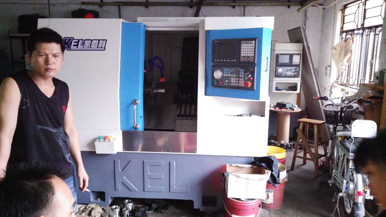 黃步（bù）鵬（péng）老板在雁田看（kàn）機的照片