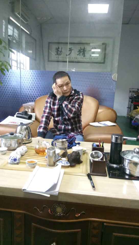 鄒生（南海陳（chén）祥明老板公司同事）輕鬆的聽凱恩利業務人員講解後，邊思考邊想什麽時候訂機為好（hǎo）......