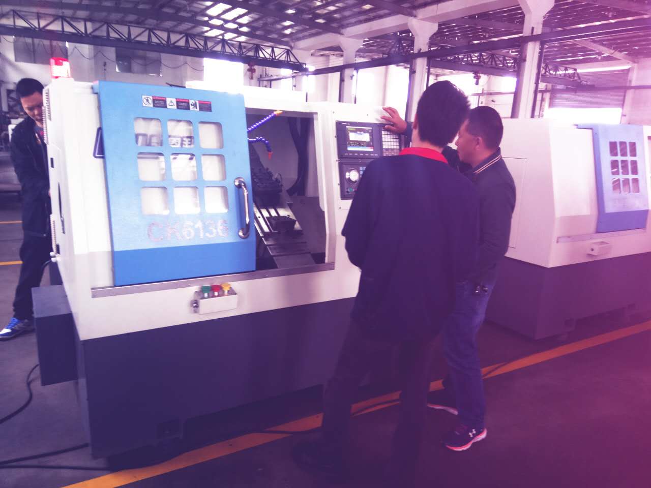 凱（kǎi）恩利技術人員馬生培訓（xùn）李建林（lín）老板數控車床的操作方法簡單的保養維護