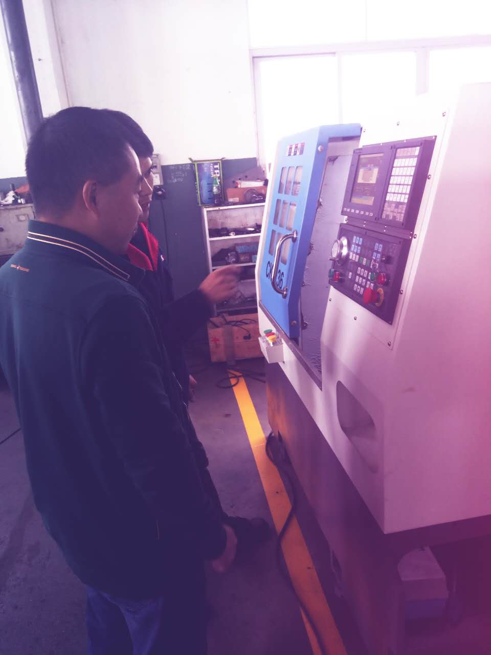 凱恩利技術（shù）人員莫生培訓李建林老板數控車床的使用方法