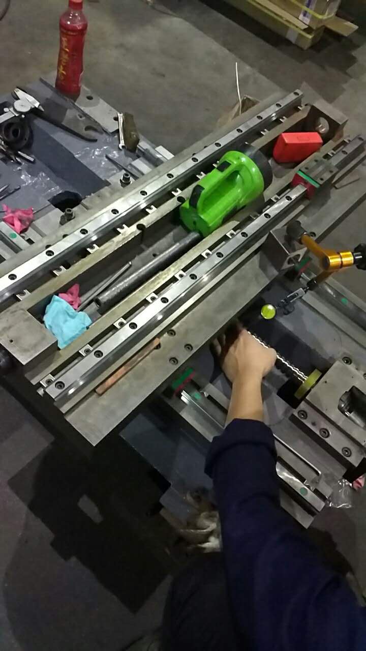X/Z軸裝（zhuāng）上了絲杆和線軌（凱（kǎi）恩（ēn）利工人幹活中）