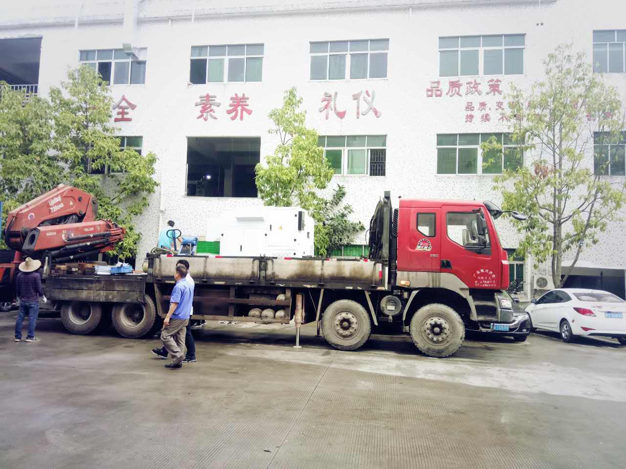 準備用吊車把凱恩（ēn）利的（de）機床吊上二樓