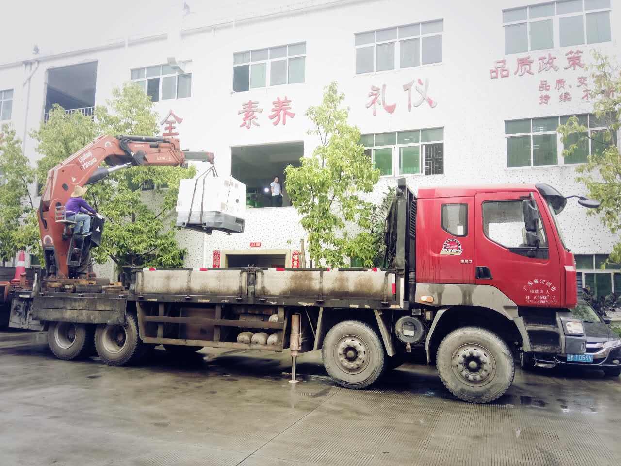 機器調裝中，準備吊上二樓