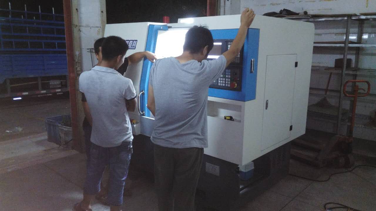 凱恩利機（jī）床（客（kè）戶在調參數試車）