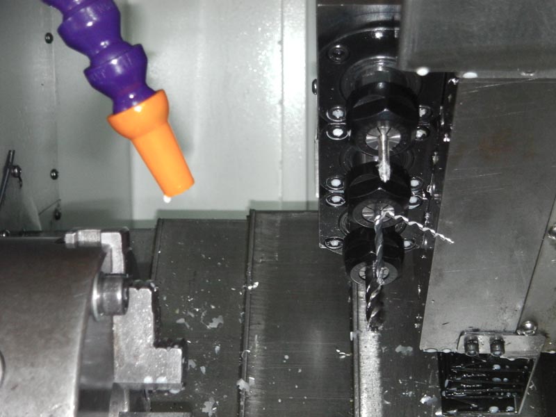  機床結構特點 Construction and feature of machine tool ■ 適（shì）用（yòng）於重負荷和連續切削，可保持長久的（de）高精度和優質（zhì）的表麵精糙度。 ■ 高精（jīng）度、高剛性、重負（fù）荷主（zhǔ）軸。 主軸采用原裝進口日本NSK或德國FAG P4級精密級主軸軸承 主軸采用原裝進口日本NSK或德國FAG P4級（jí）精密級主軸軸承 主軸采用原裝進口日本NSK或德國（guó）FAG P4級精密級主軸軸（zhóu）承 主軸采用（yòng）原裝進口日本NSK或德國FAG P4級（jí）精密級主軸軸承 主軸采用原裝進口日本NSK或德國FAG P4級精密級主軸軸承，經工程計算分析取得較佳化的跨距配置，配合獨特的迷宮式防（fáng）水設計和散熱片（piàn）式主軸箱設計，可達到更（gèng）佳的防水防塵效果。引用高（gāo）科技潤（rùn）滑技術及高剛性套筒結構展現較佳穩定（dìng）性，能（néng）確（què）保更大軸向剛性，徑向剛性及加工精度。采用專（zhuān）用主（zhǔ）軸電機及進口變（biàn）頻器，實現大範（fàn）圍自動無級調速，整支主軸由台灣普森（sēn）專業主軸廠家生產。主軸軸承為前三後（hòu）二排列,更能承受較強衝擊。主軸設計轉速可達8000rpm/min。 ■ 剛性（xìng）好，操作、排屑方便。 高強度，床（chuáng）身傾斜（xié）45°，采用優質鑄鐵樹脂砂造型，並經二次退火處理，保證鑄件穩定性，緊密（mì）型筋骨板結（jié）構，剛性好、抗震性強。