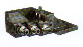 控製係統及主軸電機采用伺服主軸，加裝（zhuāng）兩軸徑向或軸向伺服動力頭。可實現主軸360度任意分度定位，鑽、攻、銑（xǐ）功能。