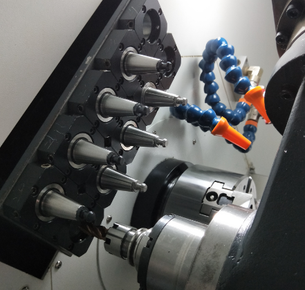 .數控車床標準配置台灣套筒主（zhǔ）軸．主軸軸承采用日本NSK高精度滾動主軸軸承、主軸最高轉速可（kě）達6000r/min,主軸伺服主軸驅動，可實現C軸差補分度加工。