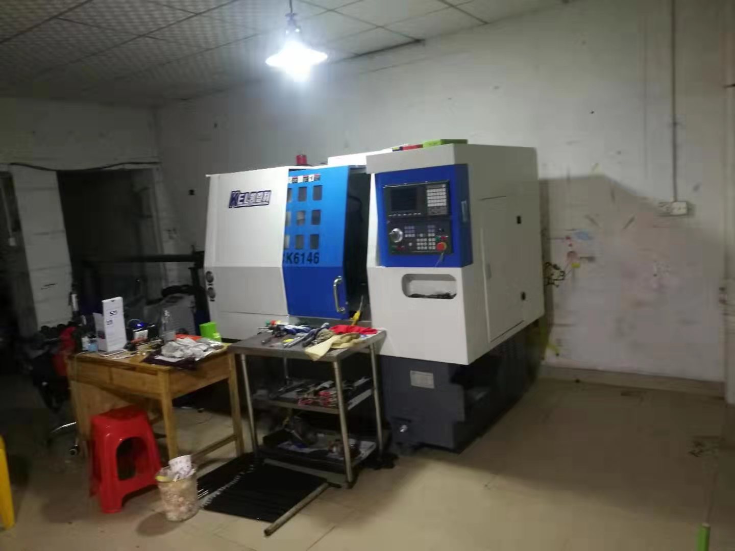 袁星（xīng）星（師傅）使用凱恩利數控車床的（de）場景情況