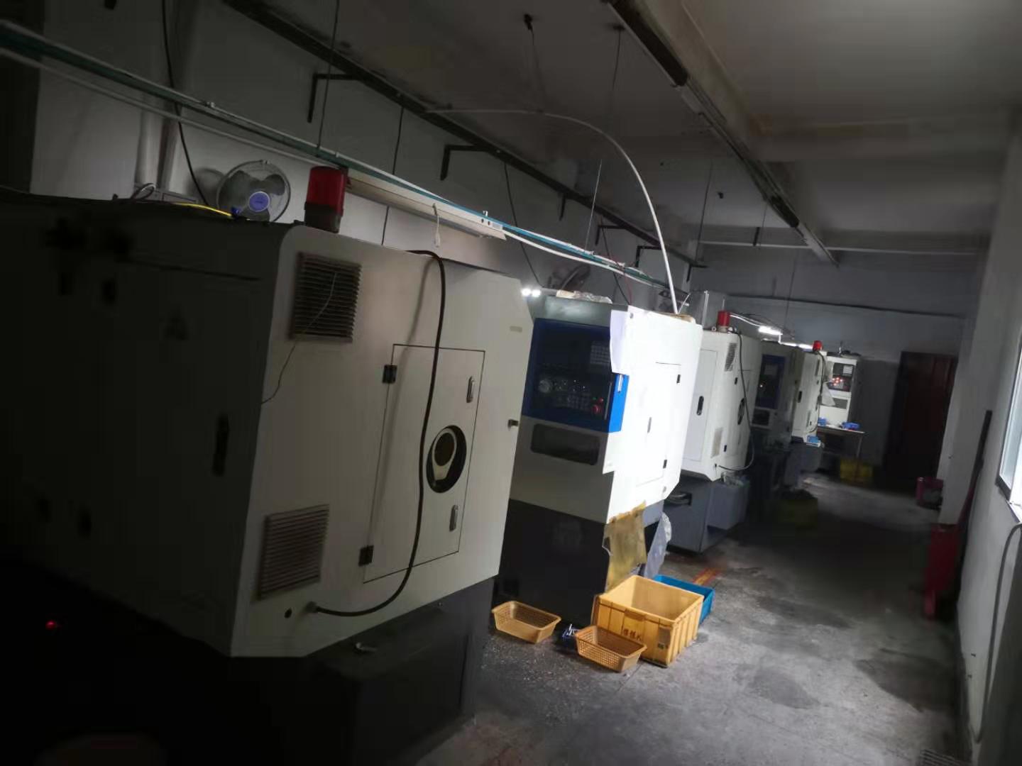 現（xiàn）在機器擺在一樓，總的有六~七台機，六台機是中山凱（kǎi）恩利機械的。其中36機5台（tái），46機1台